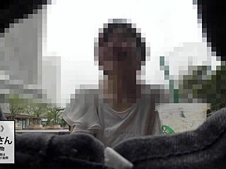 Plná asijská trojka s velkými prsy a blowjob akcí