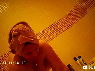 Cámara espía capta tetas desnudas en la ducha, ¡qué caliente!