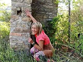 Putain ! Sexe risqué en extérieur avec des inconnus passionnés qui baisent Maelle en levrette !