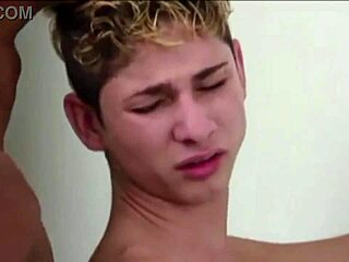 Jeg elsker, hvordan denne twink banker mig med sin kæmpe pik