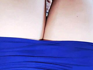 me quedo sola en casa y aprovech� para ver porno y me comienzo a tocar