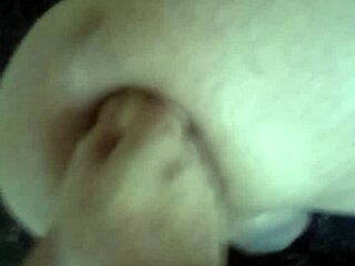 Travesti Sevda em punhetão extremo de fisting!