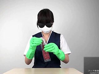 Magik handjob dengan sarung tangan lateks licin dipamerkan