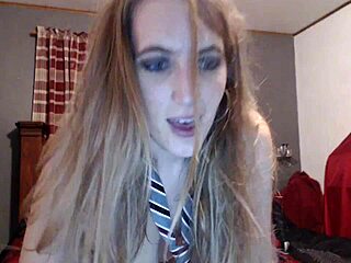 roxxxanne69 milf fingers her pussy during masturbation session