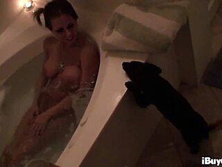 Hey Rachael Roxxx, wanna show off that perfect body backstage? Tell us your bath secrets!