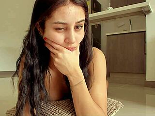 Hot Brunette with Juicy Ass on Web Chat