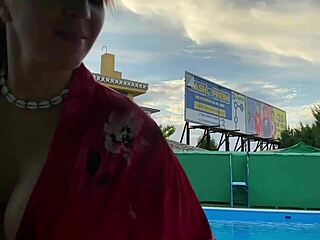 tetona latina chupa mi polla en la piscina