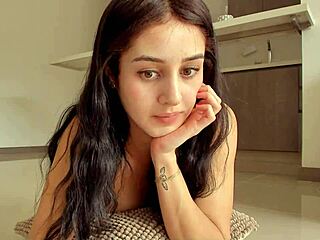 Hot Brunette with Juicy Ass on Web Chat
