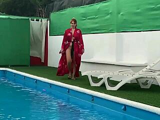 tetona latina chupa mi polla en la piscina