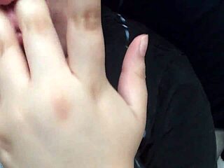 흥분한 십대가 야외에서 꽉 찬 거기 늘려 (야외섹스, 십대)