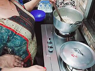 इंडियन वाइफ खाना बनाती है जबकि उसकी टाइट छेद जोरदार ठोकी जाती है!