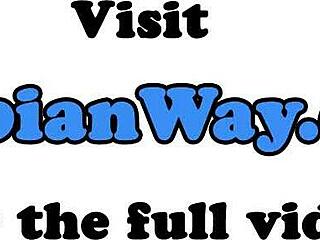 Leszbi milf dominálja-e a busty 18+ tini ollózással?