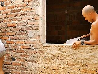 Pervers stiefvader neukt stiefdochters kont terwijl vrouw bezig is met was! 😈