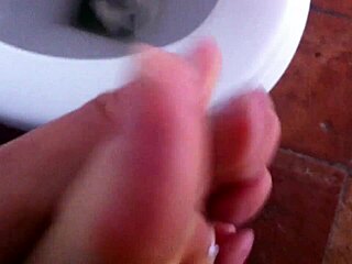 俺の濡れ濡れのアソコ、覗いてみる？