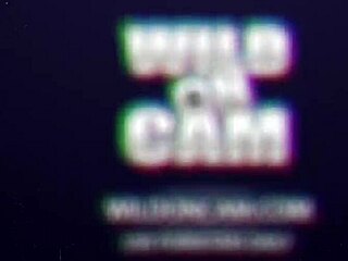 Adolescentă roșcată voluptuoasă cu țâțe mari futută dur în show live de sex