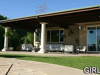 Лесбиянка-милашка, почему ты сквиртишь во время пальцев и орала?