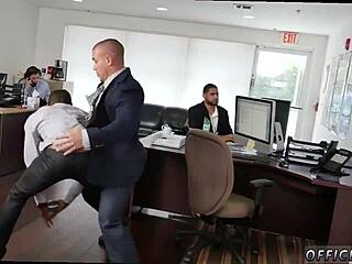 Goli velik tič debitira v brezplačni gejevski seks sceni.