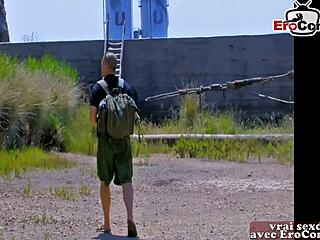 Amatur Perancis kurus muda alami pengembaraan anal luar rumah.