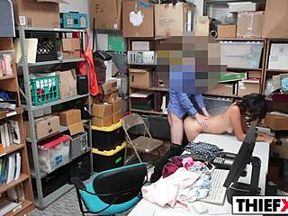 تفتح رجليها الساخنة لمص زب السارق عقاب 😈