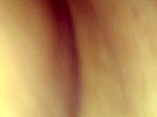 Žena sesa kot da pojeda meso