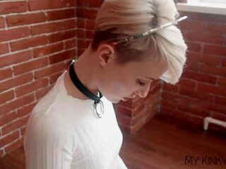 Sexet kat med buttplug driller dig 😘