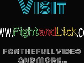 Sleduju evropské holky zápasit s velkými prsy