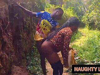 अफ्रीकन गांव में गीली झुकी हुई चुदाई का सीन