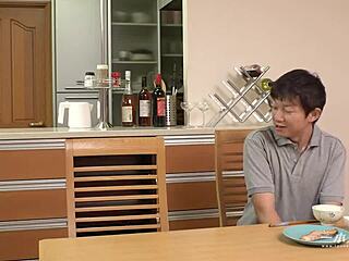 Isteri jiran tak pakai bra bagi isyarat jelas untuk aksi creampie mentah.