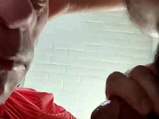 我在厕所里深喉时呛到和呕吐