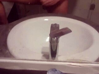 jeune gay guy masturbates hard!