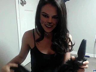 这个18+少女穿骚猫装在摄像头前手指阴户