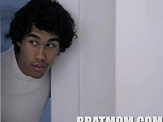 אמא חורגת רייצ'ל קוואלי מנקה לי את הזין, בסגנון סיינט ג'יימס!