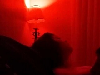 BBW manželka deepthroatuje a jezdí na gauči