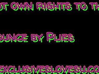 watch this ebony babe's oiled ass bounce to the music on bed