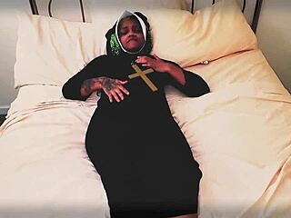 Trojka s jeptiškou a dvěma kněžími v divokém psím stylu obličejového jebání a dávění