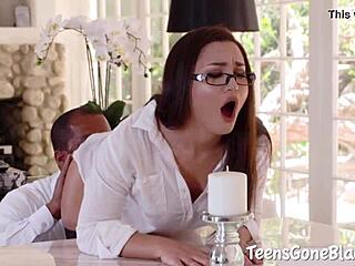 Gabriella Paltrova prima taj ogromni crni kurac kao prava šampionka!