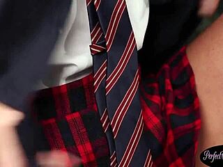 Europeisk tjej suger kuk innan hon får en klibbig ansiktsbehandling