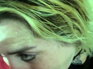 Rubia no para de mamar polla negra grande a garganta profunda hasta tragar el lechazo