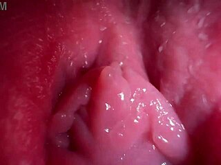 कसम से, अपनी गीली चूत को क्लोज-अप में डर्टी टॉक के साथ फैलाना हॉट है!