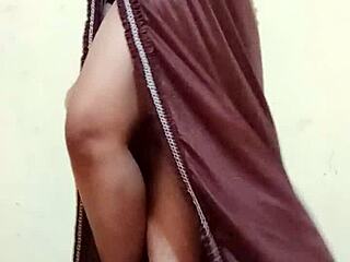 Shilpa bhabhi pokazuje svoje bujne obline u kućnom solo