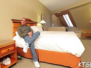 トランスがオナニーして大きなチンポを激しく騎乗！