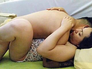 Ma voisine était si excitée, elle s'est glissée dans mon lit pour me baiser bien !