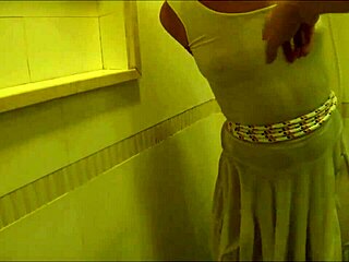 Hočeš gledat, kako se tuširam in dominiram?