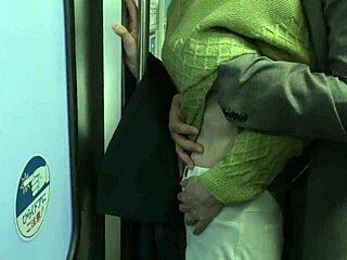 Aku Tak Boleh Berhenti Fikir Nak Raba Dan Pancut Pada Isteri Comel Di Awam!