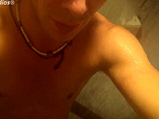 Basti Berlinből intenzív vágyat érez Bangkokban szóló élvezés közben.