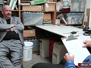 Petugas mall tusuk remaja pencuri di mall - apa langkah selanjutnya?