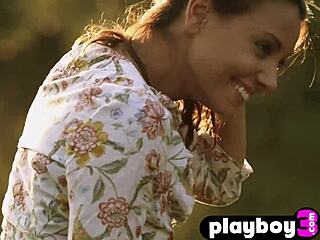 Перфектни малки 18+ цици MILF Анета Кийс се съблича горещо навън за зашеметяваща поза