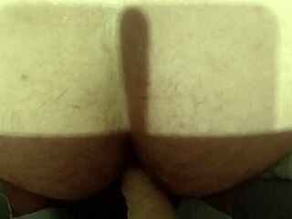 Heteró pár anális szexet űz dildó játékokkal