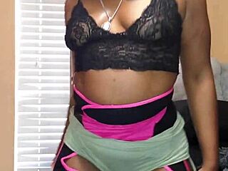 Naejae's Ebony Ass Twerking On Pole