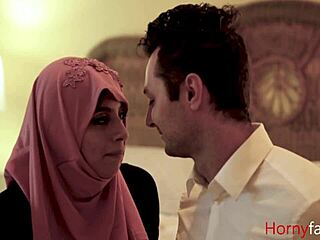 सौतेली बेटी एला नॉक्स हिजाब में सफेद लंड पर चढ़ती है